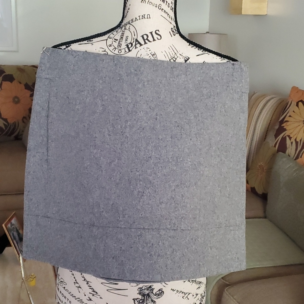 Wool mini with side slit pockets (gently worn)